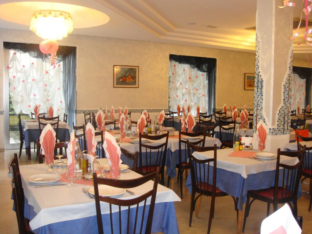 בלריה-איגאה מרינה Hotel Capri מראה חיצוני תמונה